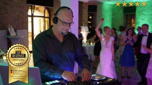 DJ_spielt_auf_einer_Hochzeit